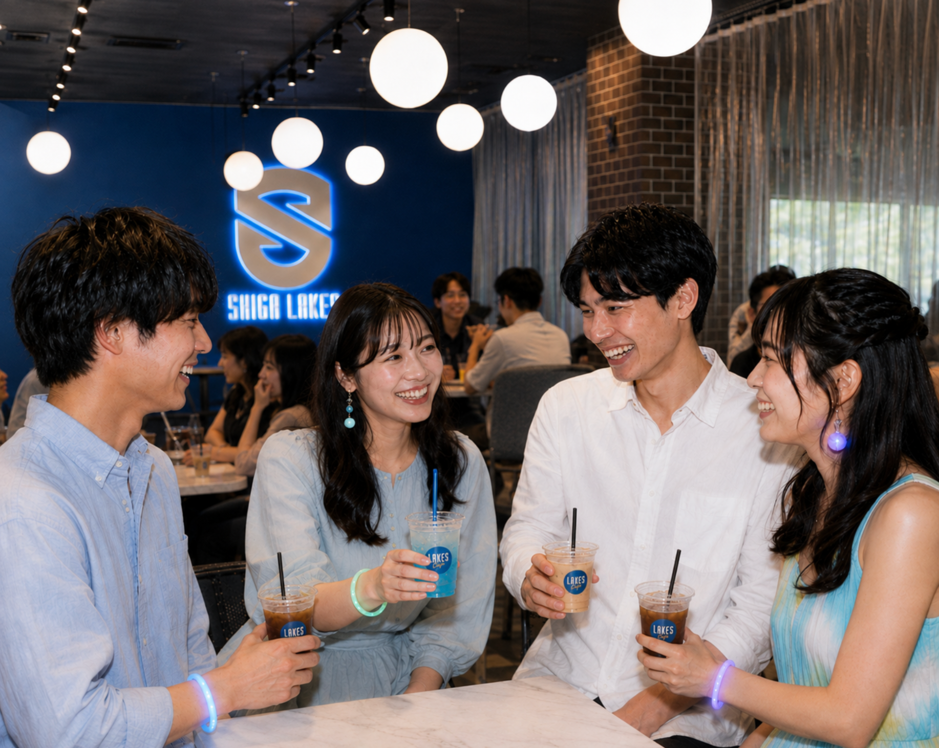 LAKES CAFEで交流を楽しむSHIGA TOKIMEKI MATCHING FESの参加者